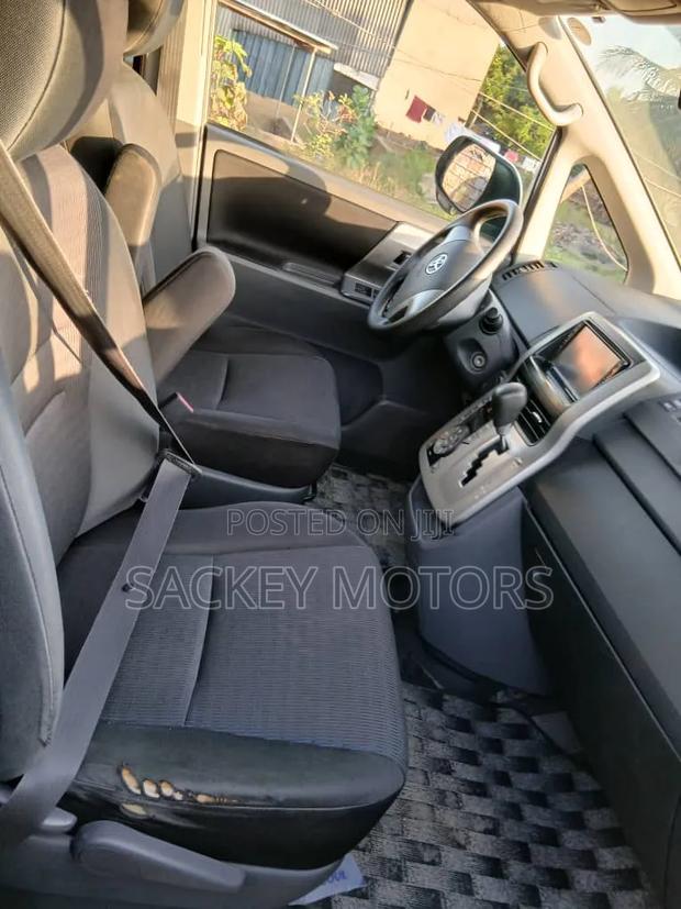 Toyota Voxy 2010 Silver