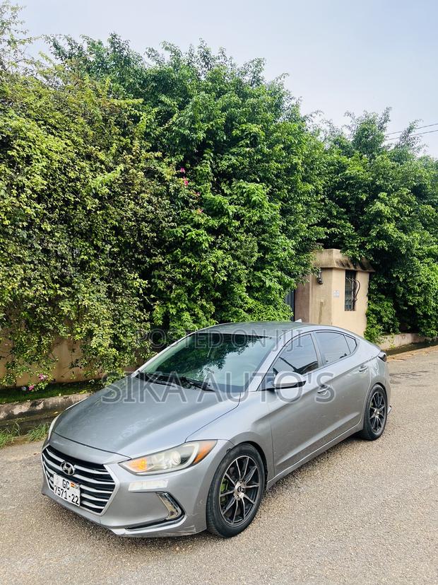 Hyundai Elantra Limited Sedan FWD (2.0L 4cyl 6A) 2017 Gray