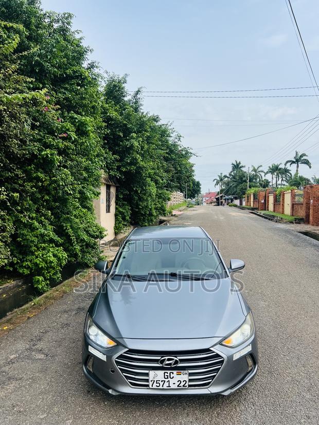 Hyundai Elantra Limited Sedan FWD (2.0L 4cyl 6A) 2017 Gray
