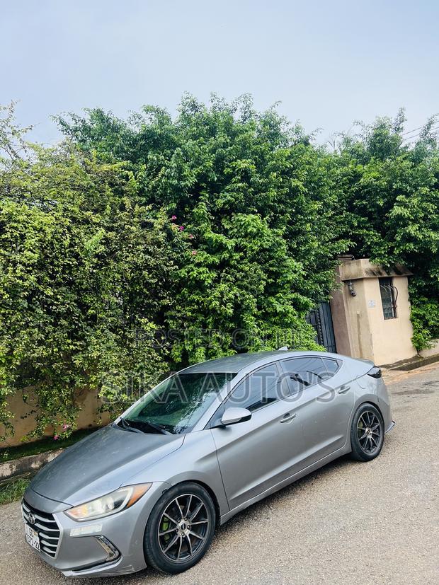 Hyundai Elantra Limited Sedan FWD (2.0L 4cyl 6A) 2017 Gray