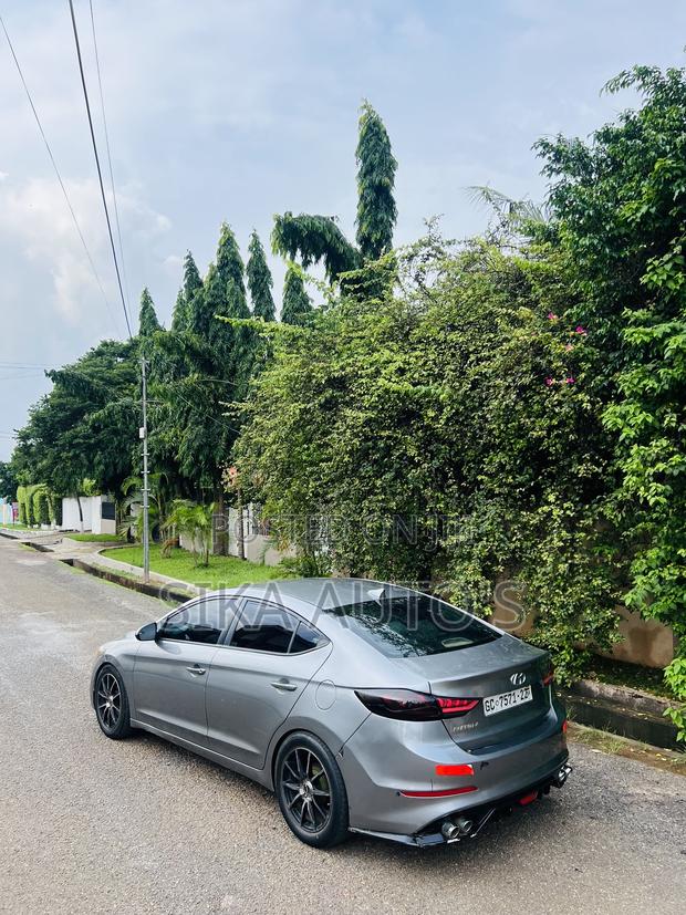 Hyundai Elantra Limited Sedan FWD (2.0L 4cyl 6A) 2017 Gray