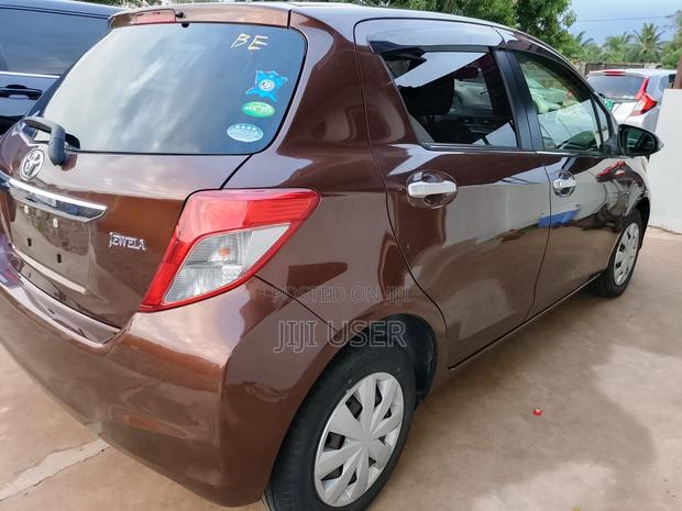 Toyota Vitz 1.3 FWD 5dr 2012 Brown