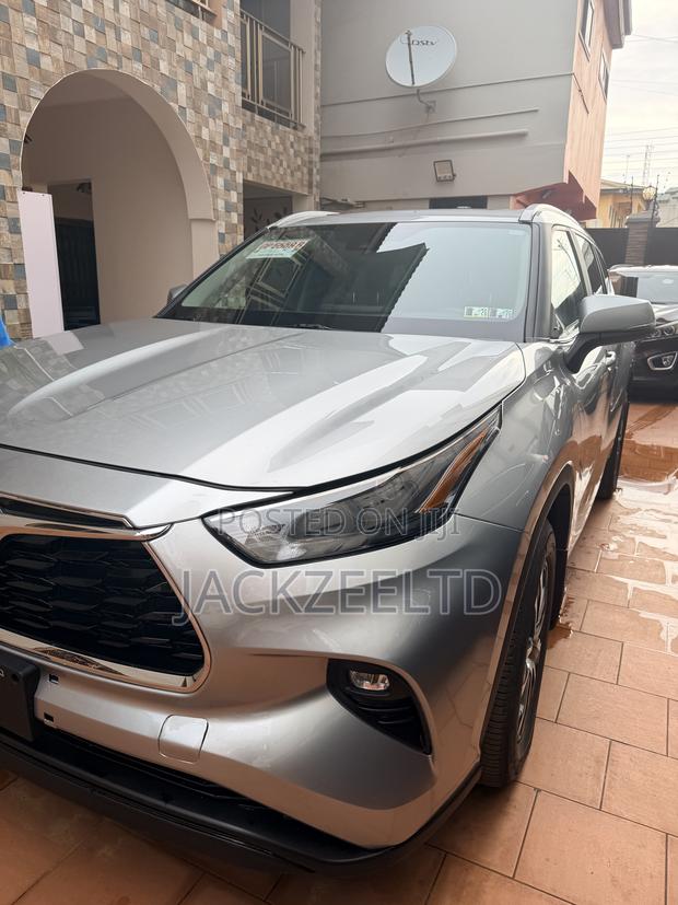 Toyota Highlander XLE AWD 2023 Silver