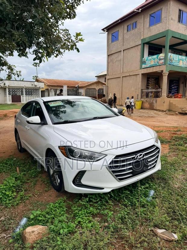 Hyundai Elantra SE Sedan FWD (2.0L 4cyl 6M) 2017 White