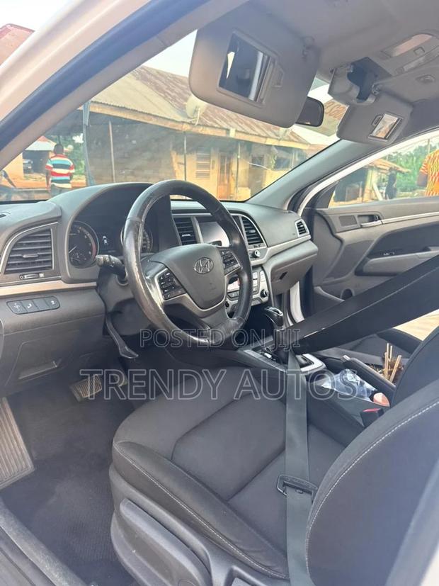 Hyundai Elantra SE Sedan FWD (2.0L 4cyl 6M) 2017 White