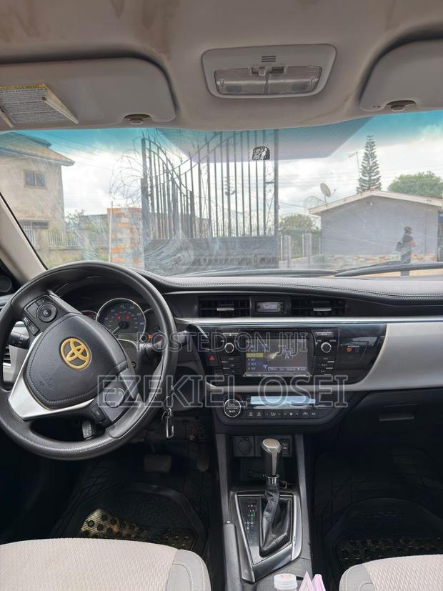 Toyota Corolla LE 4dr Sedan (1.8L 4cyl CVT) 2015 Silver