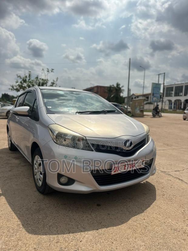 Toyota Vitz 2013 Silver