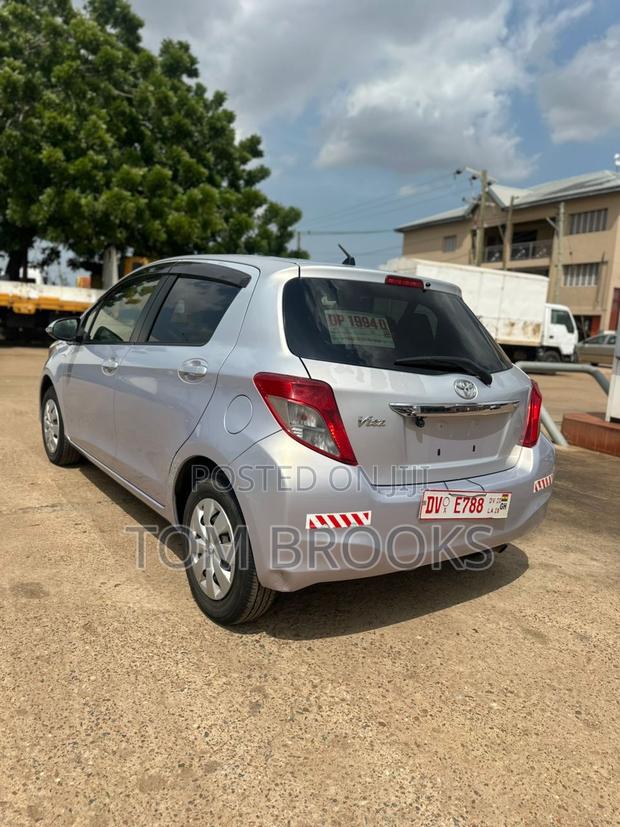 Toyota Vitz 2013 Silver
