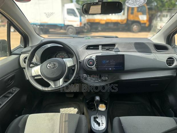 Toyota Vitz 2013 Silver