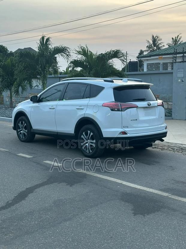 Toyota RAV4 LE AWD 2019 White