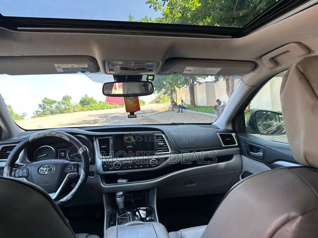 Toyota Highlander XLE 4x4 V6 (3.5L 6cyl 8A) 2018 Gray