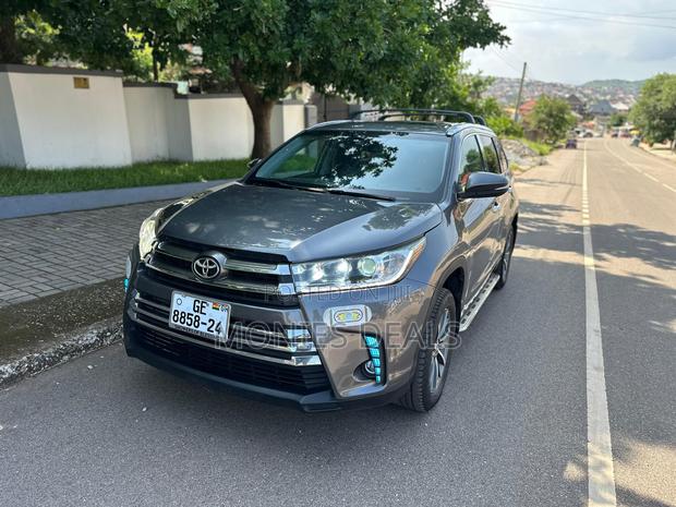 Toyota Highlander XLE 4x4 V6 (3.5L 6cyl 8A) 2018 Gray