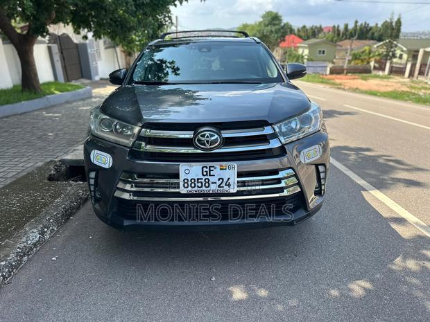 Toyota Highlander XLE 4x4 V6 (3.5L 6cyl 8A) 2018 Gray