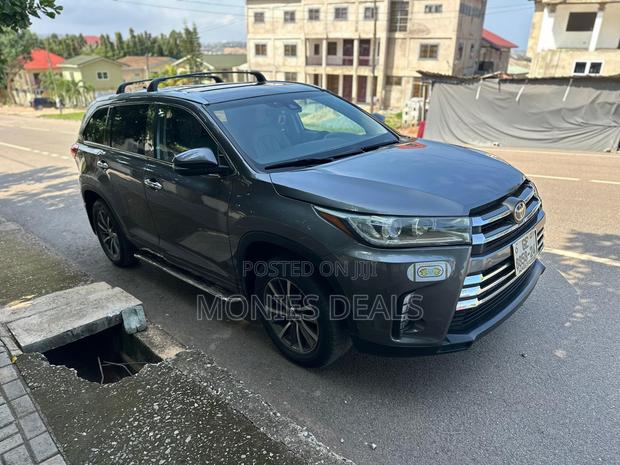Toyota Highlander XLE 4x4 V6 (3.5L 6cyl 8A) 2018 Gray