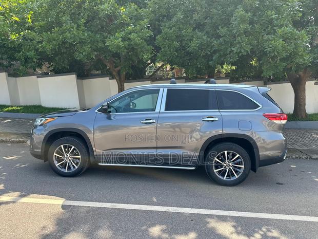 Toyota Highlander XLE 4x4 V6 (3.5L 6cyl 8A) 2018 Gray