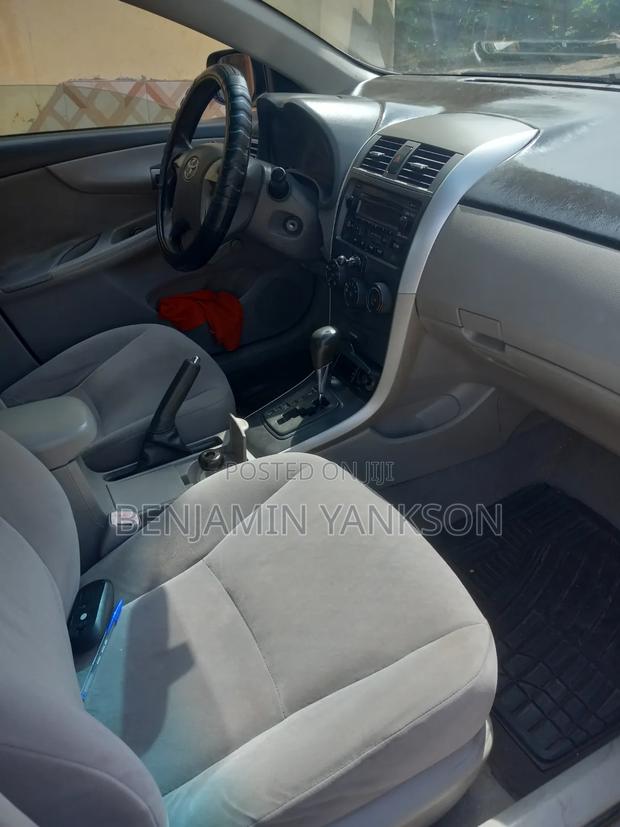 Toyota Corolla XLE 4dr Sedan (1.8L 4cyl 4A) 2010 Silver