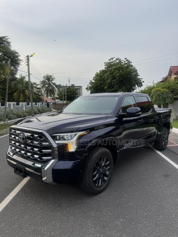 Toyota Tundra Platinum CrewMax 4WD SB w/5.5' Bed 2025 Blue