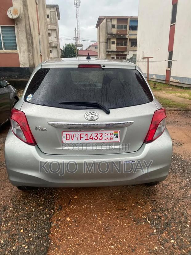 Toyota Vitz 2011 Silver