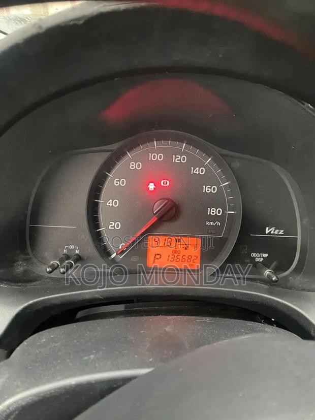 Toyota Vitz 2011 Silver