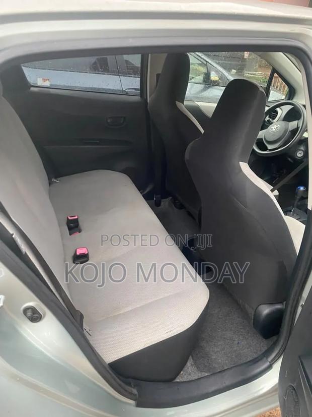 Toyota Vitz 2011 Silver