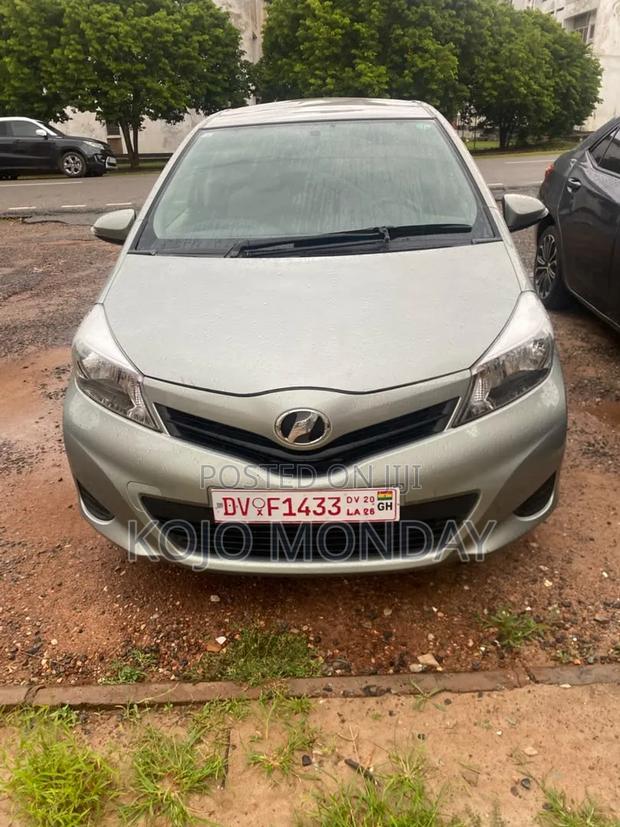 Toyota Vitz 2011 Silver