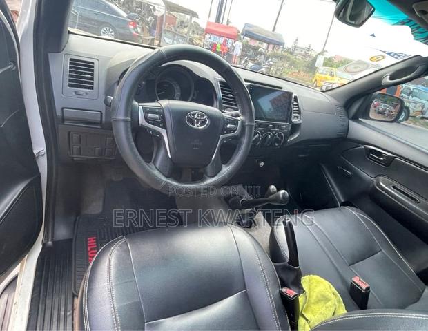 Toyota Hilux 2010 White