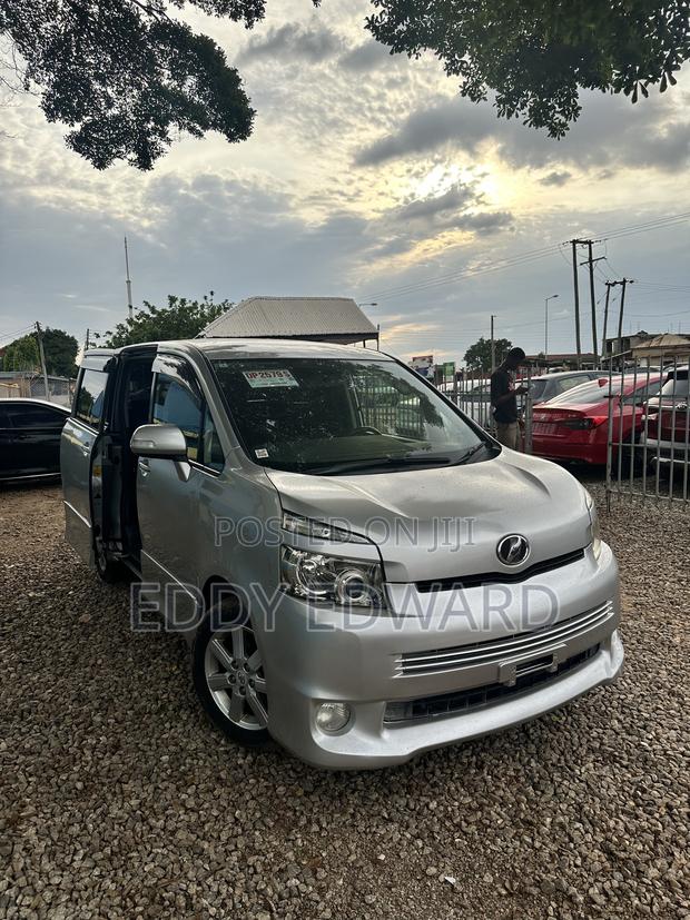 Toyota Voxy 2013 Silver