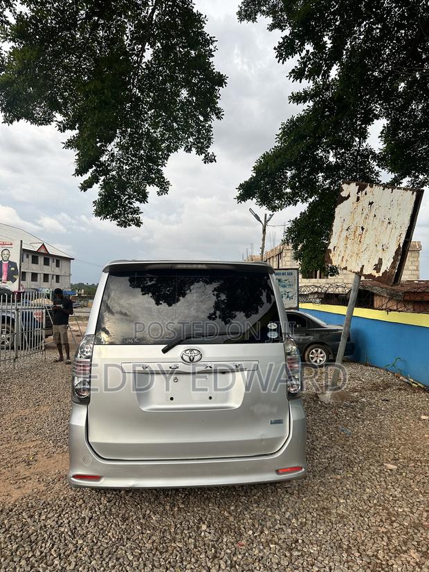 Toyota Voxy 2013 Silver