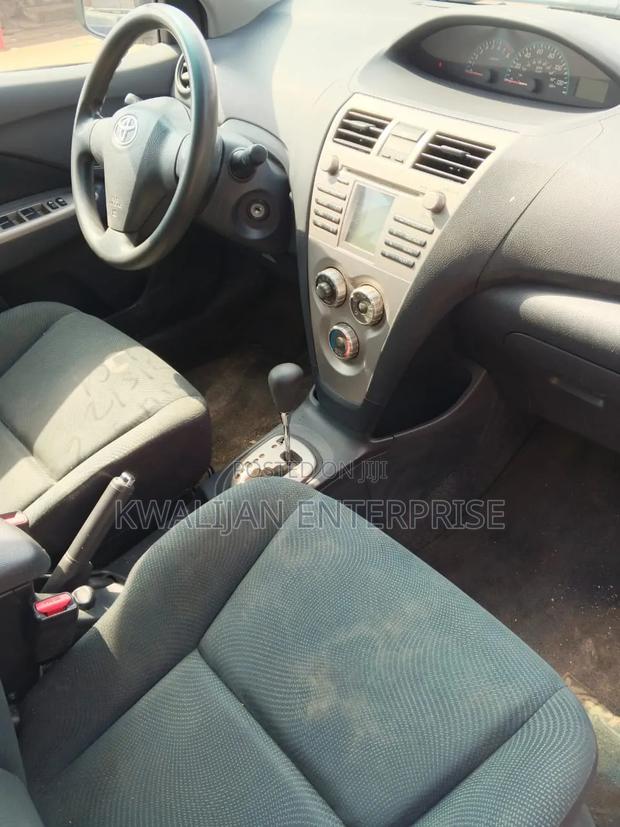 Toyota Yaris 2011 Silver