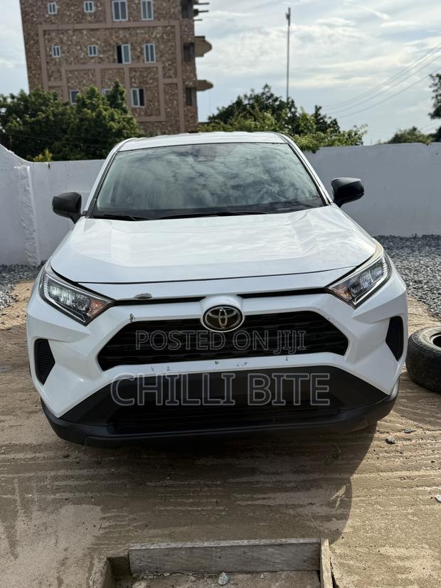 Toyota RAV4 LE 2022 White