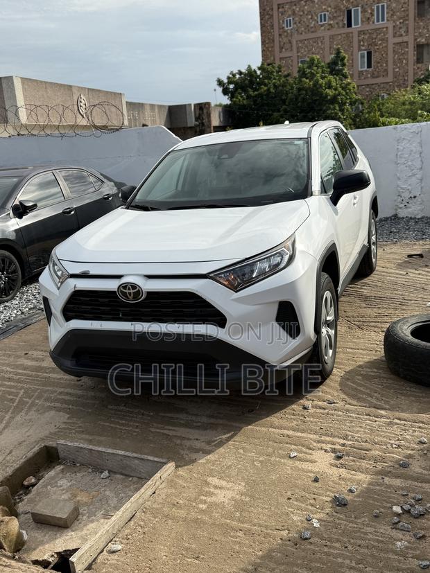 Toyota RAV4 LE 2022 White