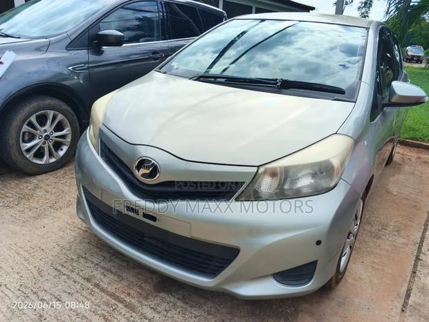 Toyota Vitz 2011 Silver