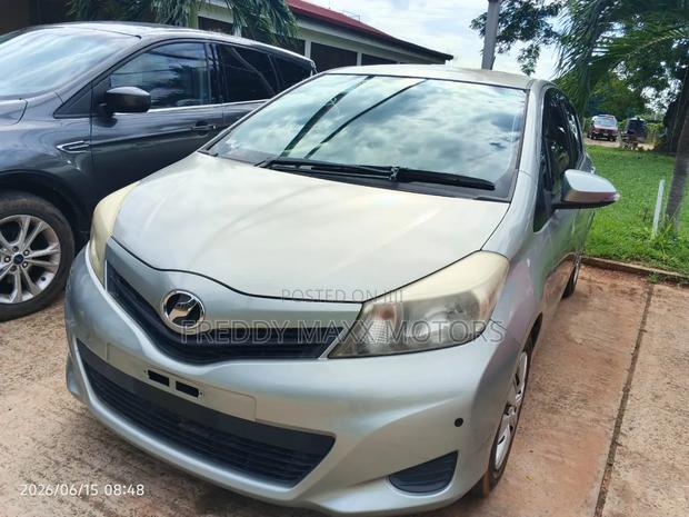 Toyota Vitz 2011 Silver