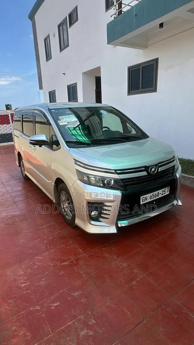 Toyota Voxy 2015 Silver