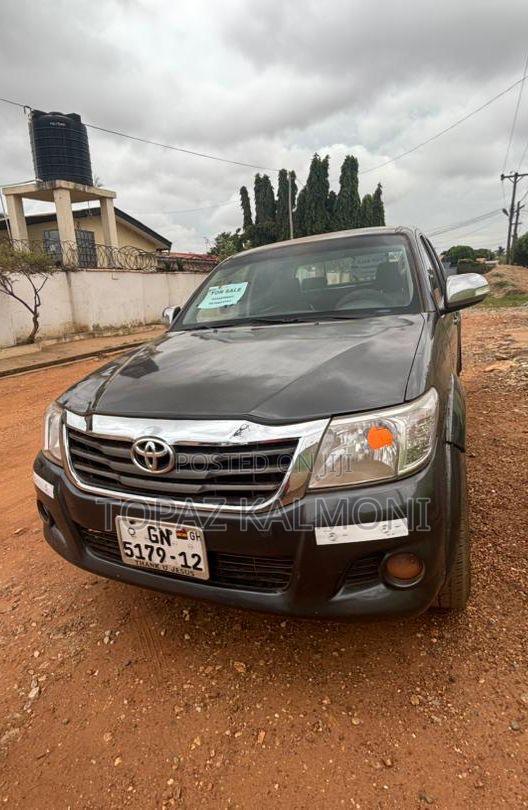 Toyota Hilux 2012 Gray