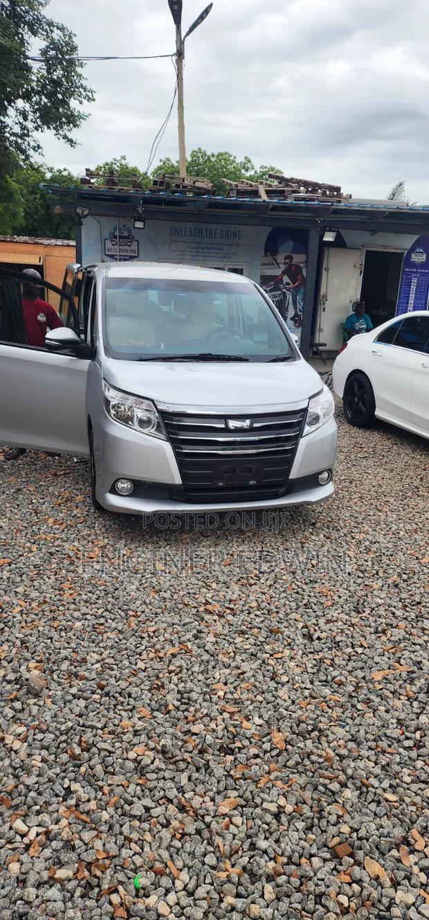 Toyota Noah 2.0 FWD (8 Seater) 2014 Gray