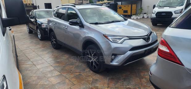 Toyota RAV4 SE 4dr SUV AWD (2.5L 4cyl 6A) 2018 Gray