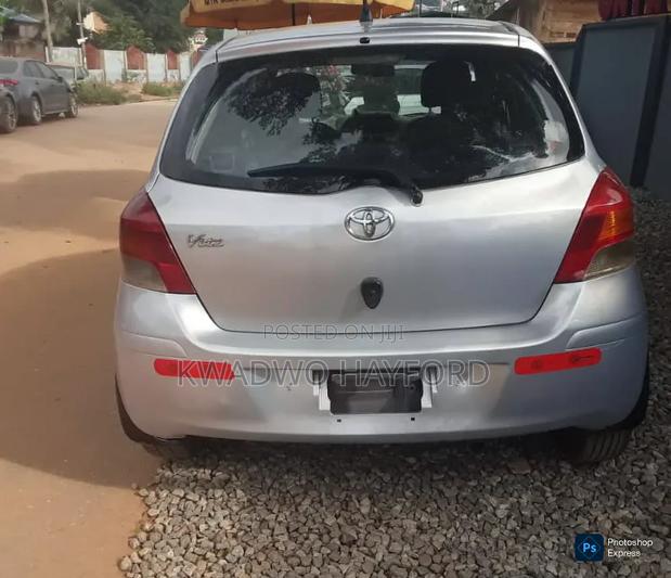 Toyota Vitz 2010 Silver