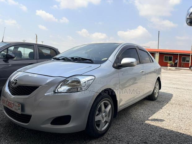 Toyota Yaris Base Sedan 4dr 2010 Silver