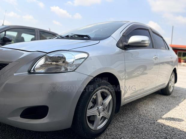Toyota Yaris Base Sedan 4dr 2010 Silver