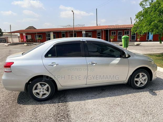Toyota Yaris Base Sedan 4dr 2010 Silver