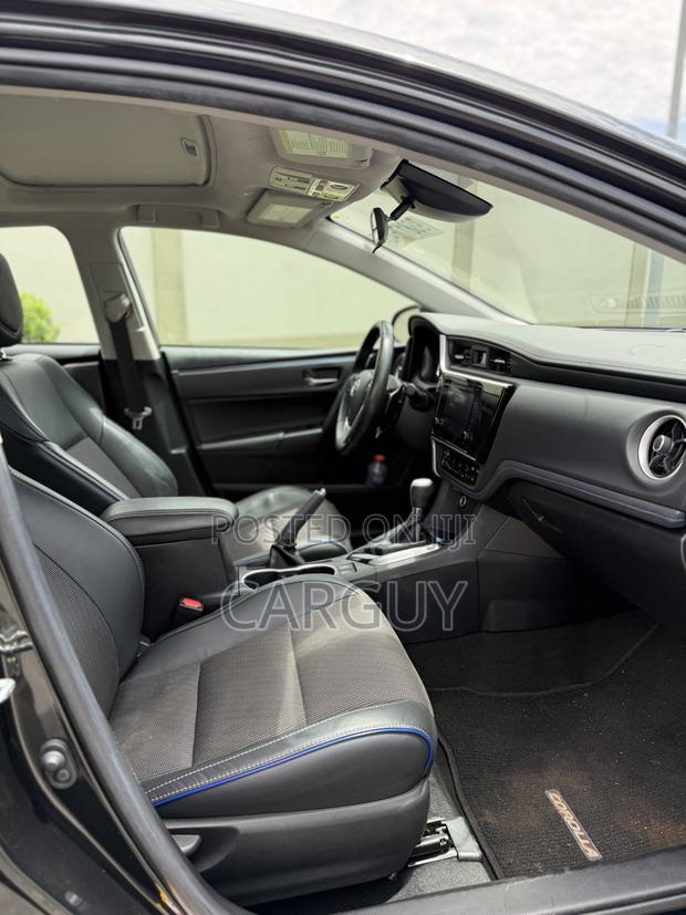 Toyota Corolla SE (1.8L 4cyl 6M) 2019 Black