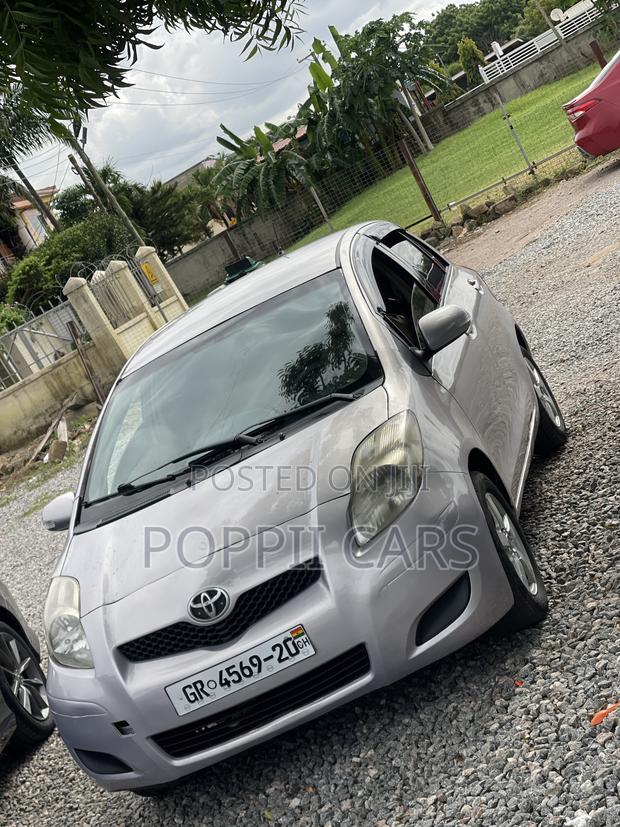 Toyota Vitz 2010 Silver