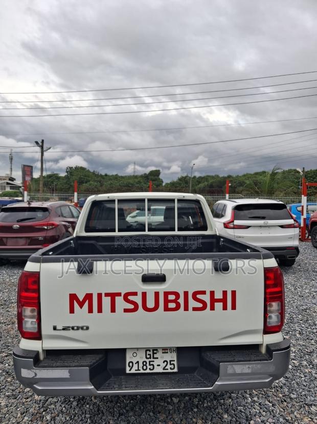 Mitsubishi L200 2025 White