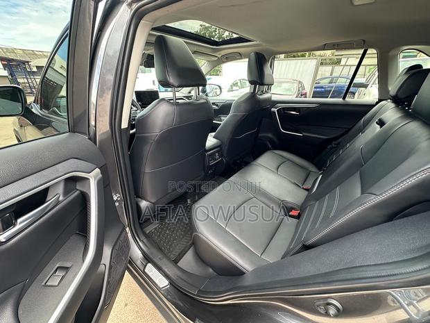 Toyota RAV4 XLE 2025 Black