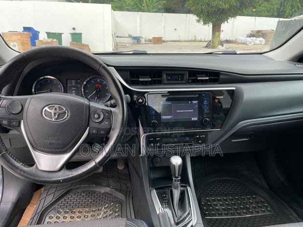 Toyota Corolla SE 4dr Sedan (1.8L 4cyl CVT) 2017 Gray