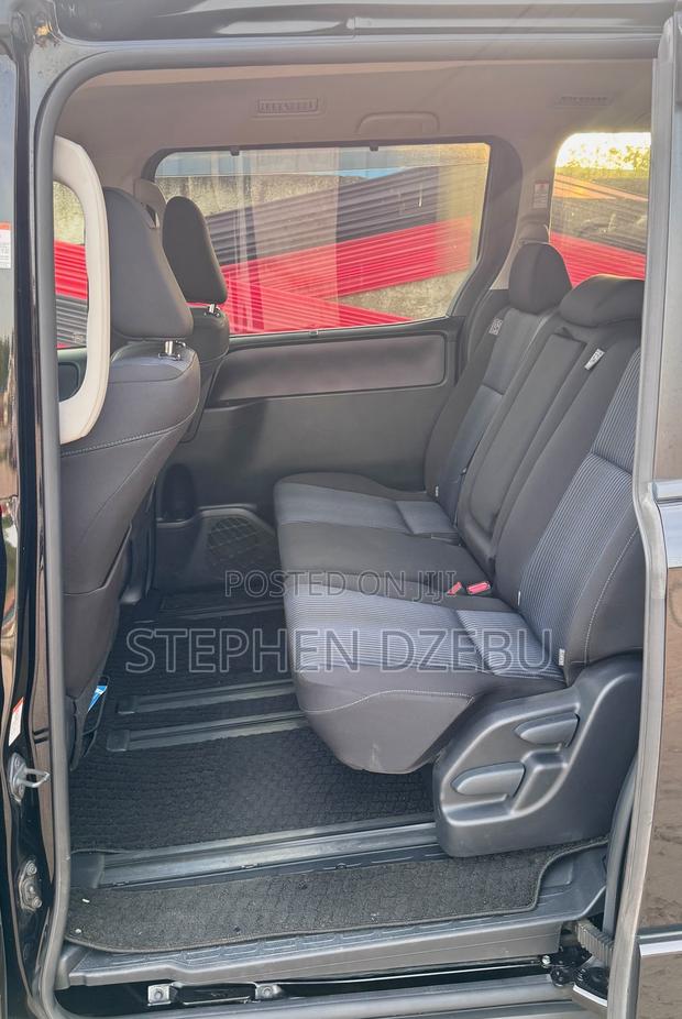 Toyota Noah 2.0 FWD (8 Seater) 2014 Black