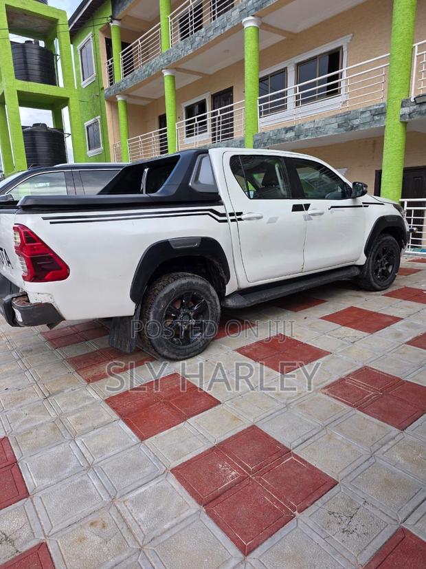 Toyota Hilux Revo Double Cab Petrol 2.7 AWD 2016 White