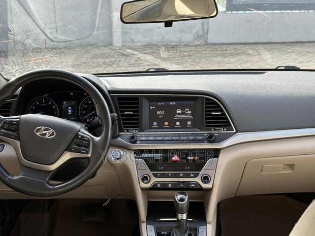 Hyundai Elantra 2017 Gold