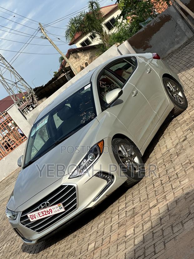 Hyundai Elantra 2017 Gold